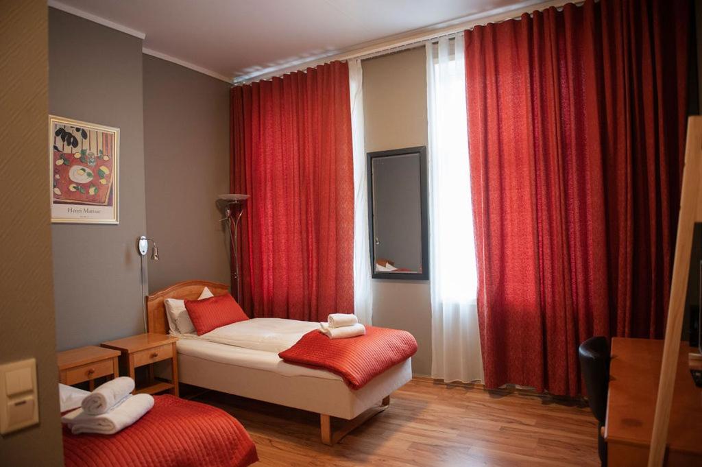 Henriks Hotell Skien Bagian luar foto